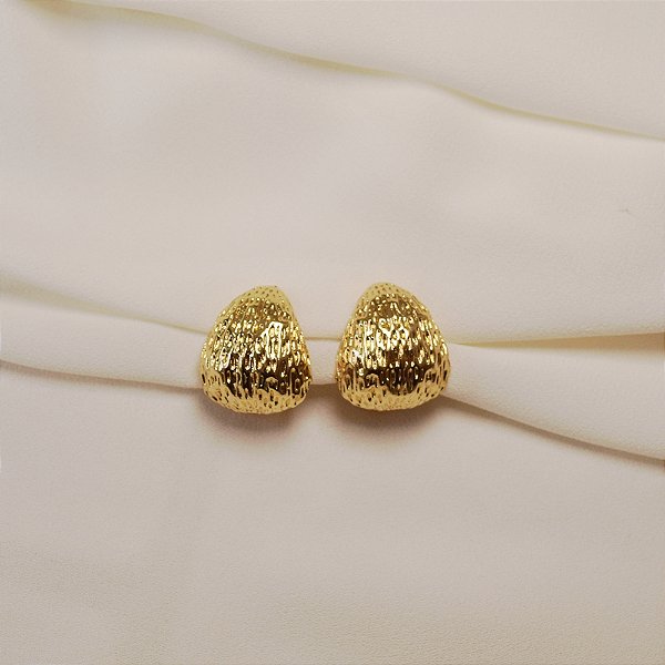 Brinco pressão triangular texturizado ouro semijoia