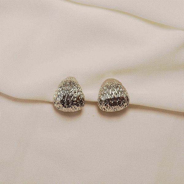 Brinco pressão triangular texturizado ródio semijoia