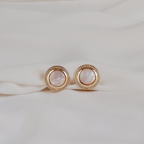 Brinco pressão redondo madrepérola ouro semijoia 24a07011