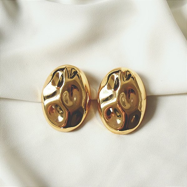 Maxi brinco oval martelado ouro semijoia