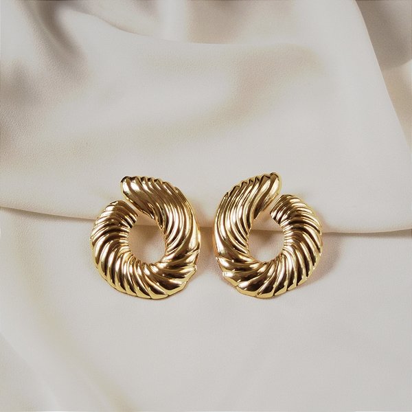 Maxi brinco orgânico texturizado ouro semijoia