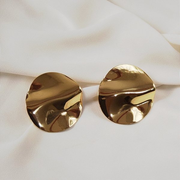 Maxi brinco chapa ondulada ouro semijoia