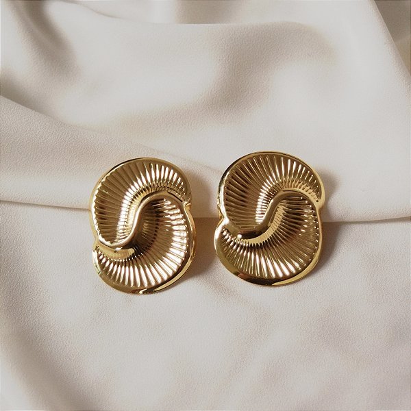 Maxi brinco curvado ouro semijoia