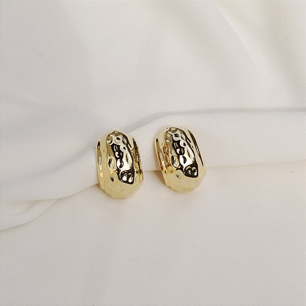 Brinco pressão meia argola martelado ouro semijoia