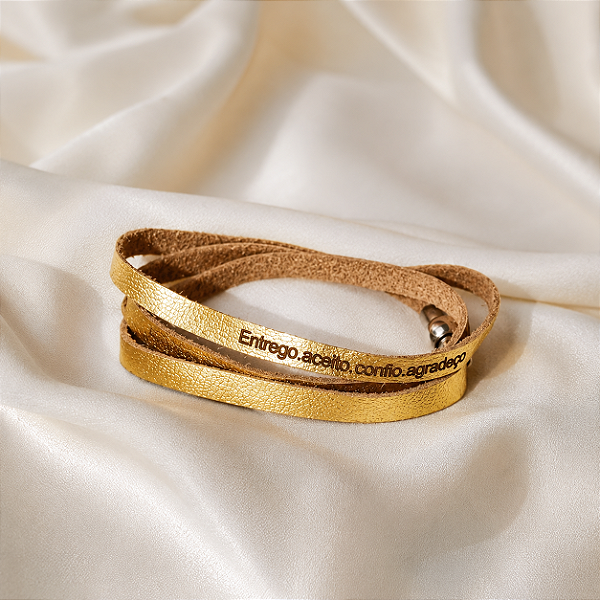 Pulseira Fernanda Villela couro dourado mantra Entrego