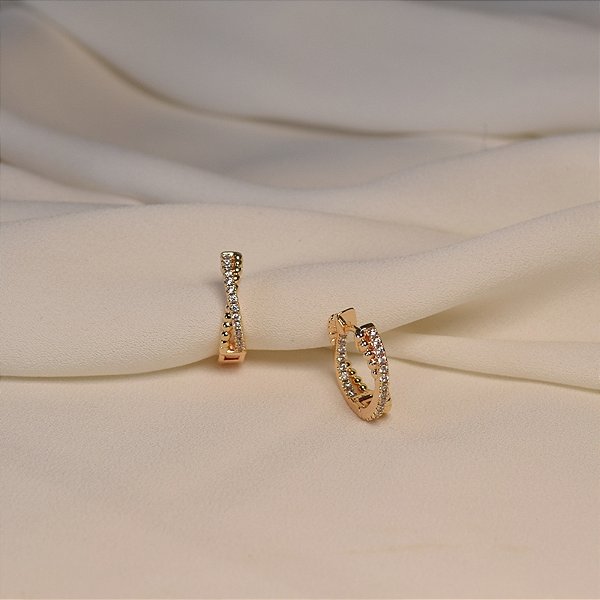 Brinco argolinha entrelaçada zircônia ouro semijoia 26k08020