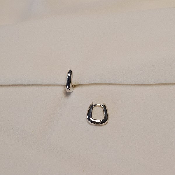 Brinco argolinha retangular ródio semijoia 26k08013