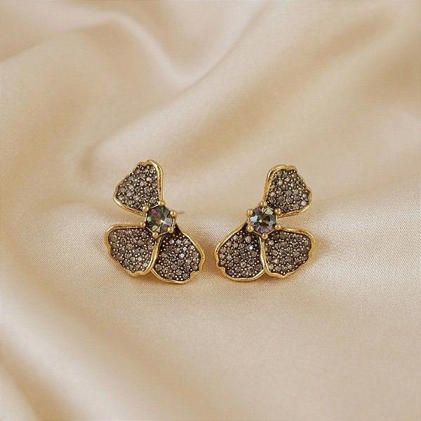 Brinco Morena Canela hibisco pétalas strass black diamond ouro semijoia