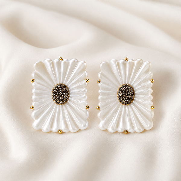 Brinco Flor em Resina Italiana Off White Perolado Sheila Morais