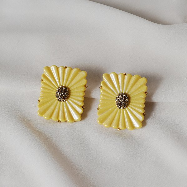 Brinco SD Sheila Morais retangular flor resina amarelo manteiga