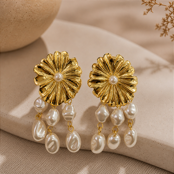 Brinco de Pressão Flor Penduricalho Ouro com Pérolas Barrocas
