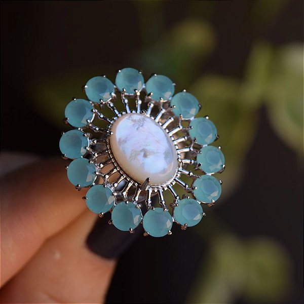 Anel oval cristal azul leitoso e madrepérola ródio semijoia