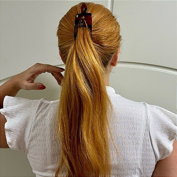 Presilha banana Bianca acrílico marrom 60 008