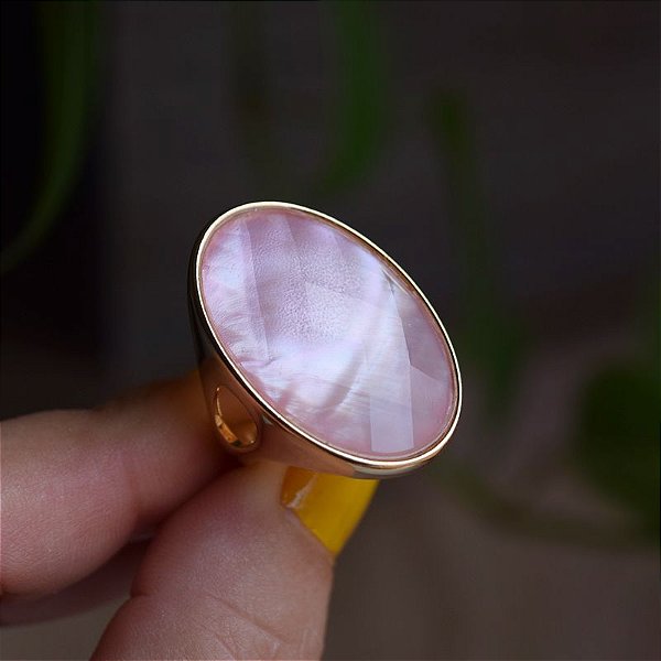 Anel oval pedra natural madrepérola rosa ouro semijoia