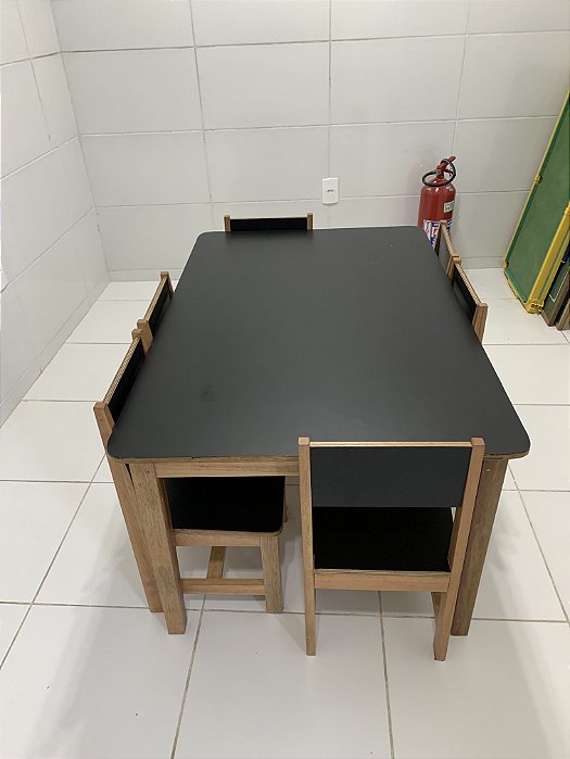 Sala de aula com mesa preta