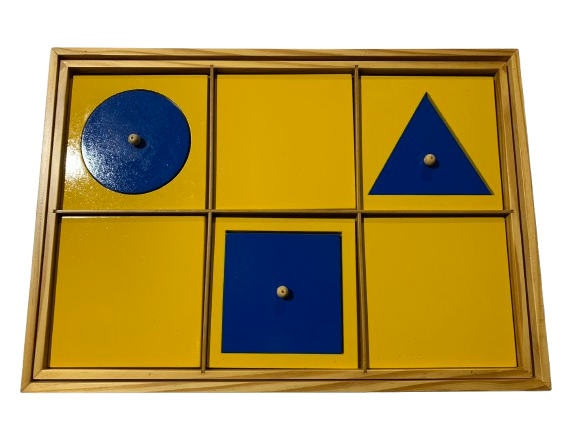 Bandeja  de apresentação das figuras geométricas  Montessori