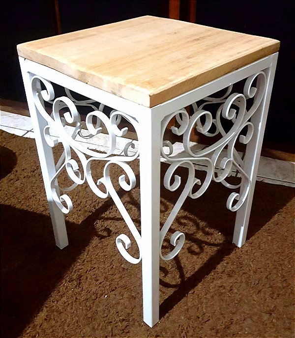 Banqueta de Aço Decorada com Arabesco Tampo de Madeira
