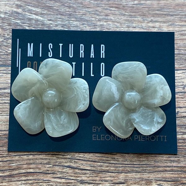 Brinco Flor de Resina Aberta Pequena - Marfim Semitransparente