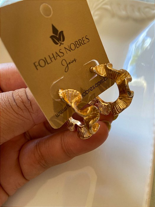 Argola média texturizada banhada a ouro 18k