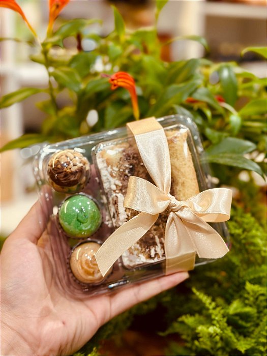 Fatia de Bolo + docinhos