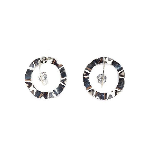 Brinco Prata com Metal Amassado Circular em Zircônia