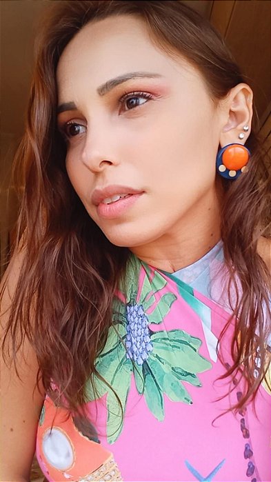 Brinco Pastilha Resina Laranja com Azul Marinho