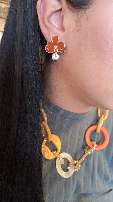 Brinco Flor Orquídea Caramelo Esmaltado