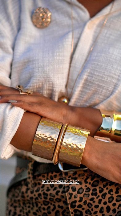 Bracelete Maxi Martelado Acetinado Dourado