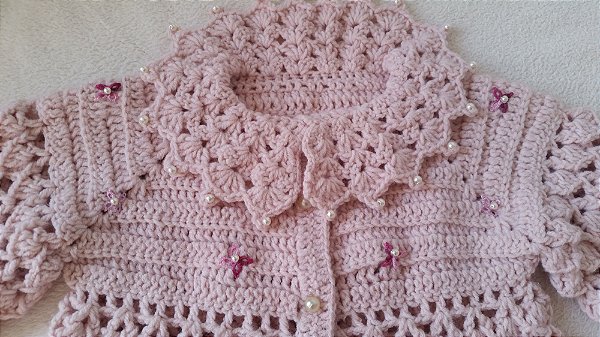 Casaco para bebê com pérolas