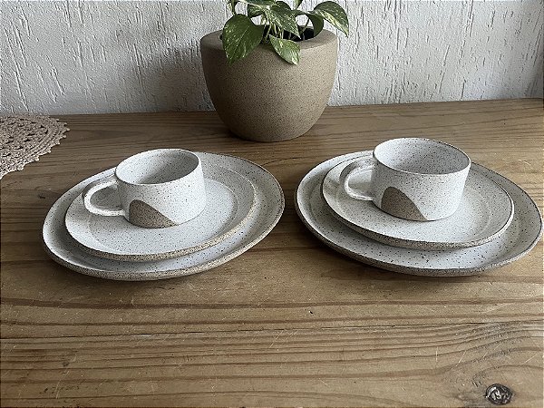 Conjunto de prato principal, prato de sobremesa e xícara de Chá de cerâmica na cor branco Cris.