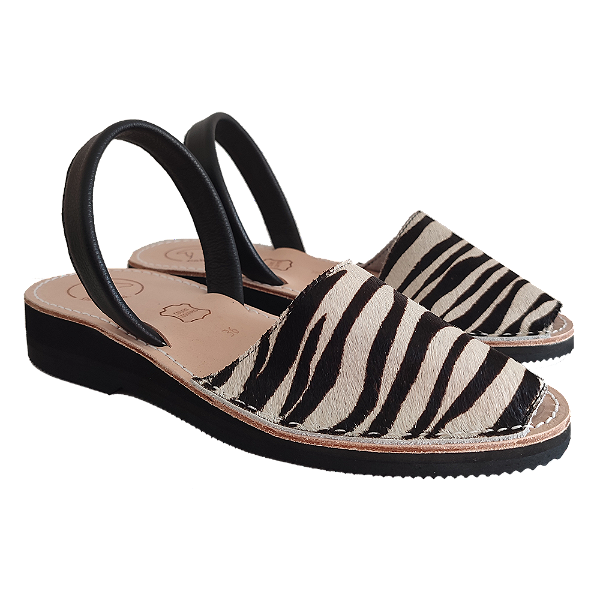 Avarca Zebra em couro, com saltinho