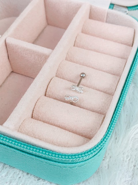 Piercing de Prata Trágus Infinito Cravejado