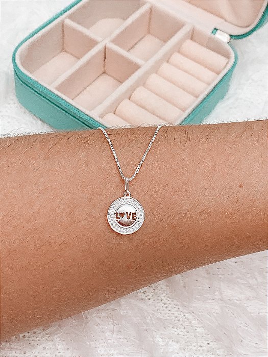Gargantilha de Prata Medalha Love Cravejada