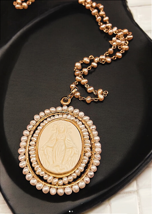 Colar de Perola com Santa Nossa Senhora Das Graças