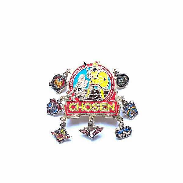 Pin, Chosen, com sete pingentes de eventos anteriores