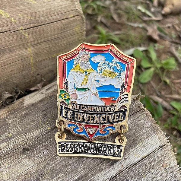ARGANÉU/PRENDEDOR DE LENÇO UCB  "FÉ INVENCIVÉL", GRAVADO EM METAL BANHO OURO COM PLACA DESBRAVADORES