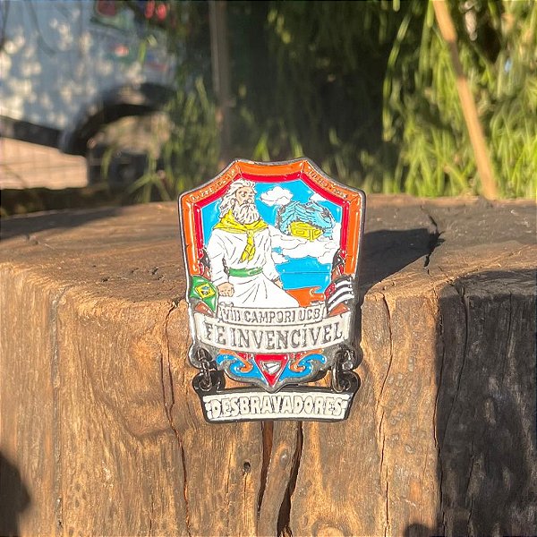 PIN UCB 2023 "FÉ INVENCÍVEL", COM TARJA "DESBRAVADORES" BANHO BLACK