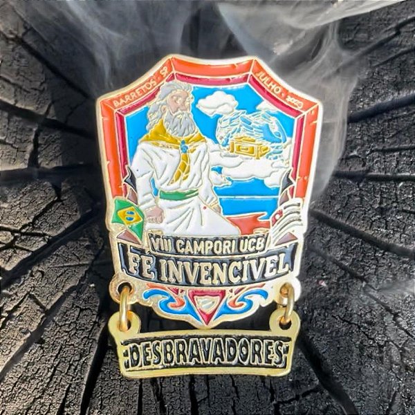 PIN UCB 2023 "FÉ INVENCÍVEL", COM TARJA "DESBRAVADORES" BANHO OURO