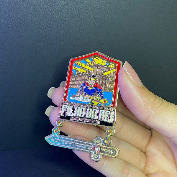 PIN OU ARGANÉU/PRENDEDOR DE LENÇO USB "FILHO DO REI", COM PINGENTE DE ESPADA