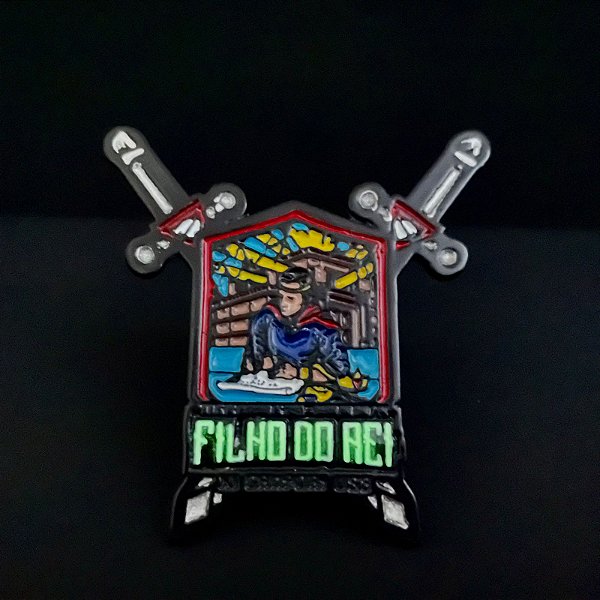 PIN OU ARGANÉU/PRENDEDOR DE LENÇO USB "FILHO DO REI" COM ESPADAS, BANHO PRETO