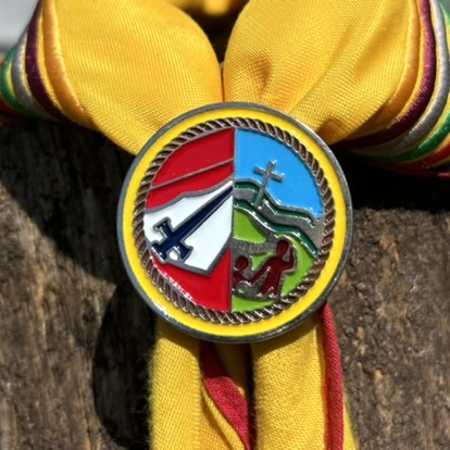 ARGANÉU/PRENDEDOR DE LENÇO , COM LOGO DBV E AVT