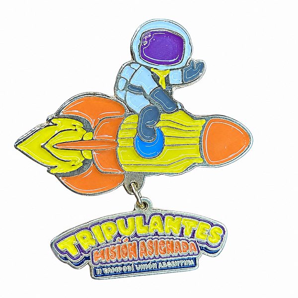 ARGANÉU/PRENDEDOR DE LENÇO, ASTRONAUTA NO FOGUETE, PINGENTE ESCRITA TRIPULANTES