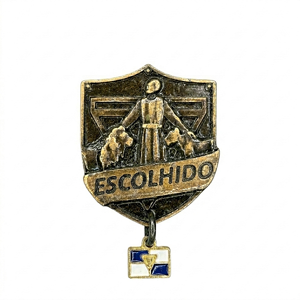 ARGANEL/PRENDEDOR DE LENÇO, ESCOLHIDO COM PINGENTE BANDEIRA DESBRAVADOR, OURO VELHO