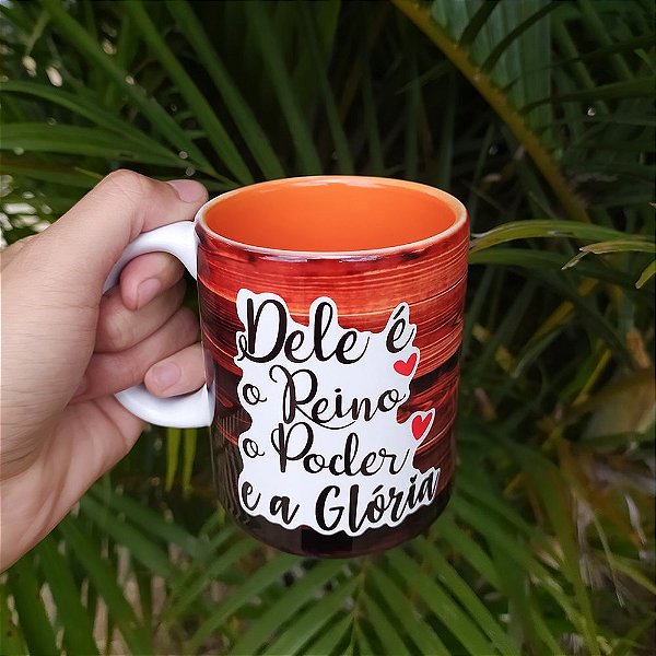 Caneca, fundo madeira, logos AVT e DBV e frase