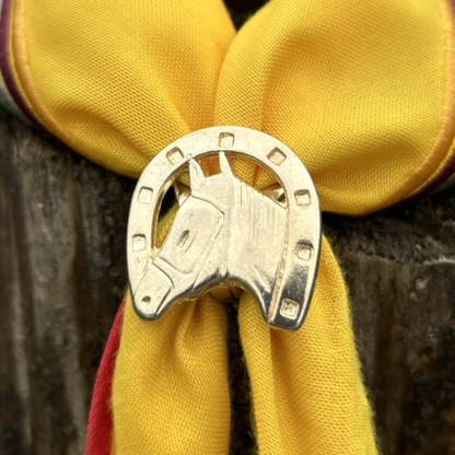 Arganéu/Prendedor de lenço, Ferradura com cavalo