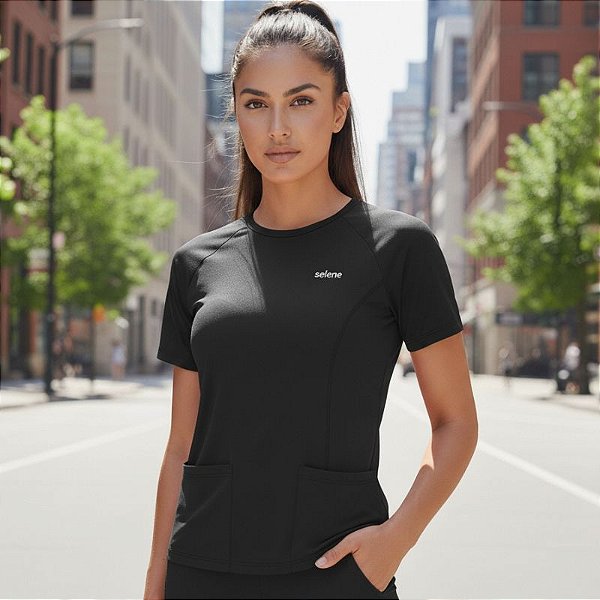 Camiseta Feminina Preta com Bolsos e Recorte Selene
