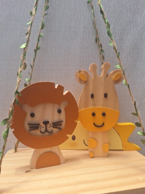 Kit 2 Adornos Safari em Madeira Pinus - Girafinha e Leão - Decoração para Quarto Infantil
