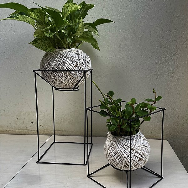 KIT 2 KOKEDAMAS JIBOIA BRANCA + PEPEROMIA HOPE C/ SUPORTE