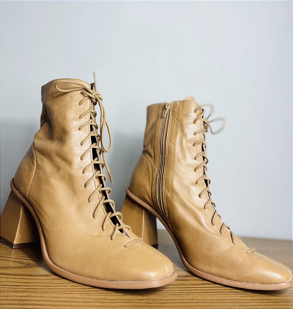 Bota marrom tamanho 38 de cadarço