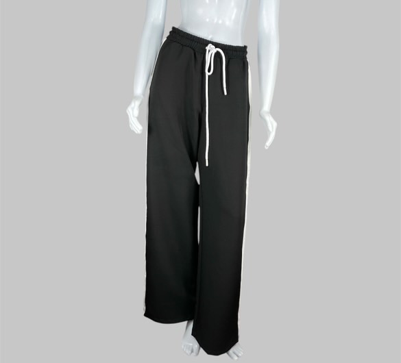 Calça preta com listra branca TAM P